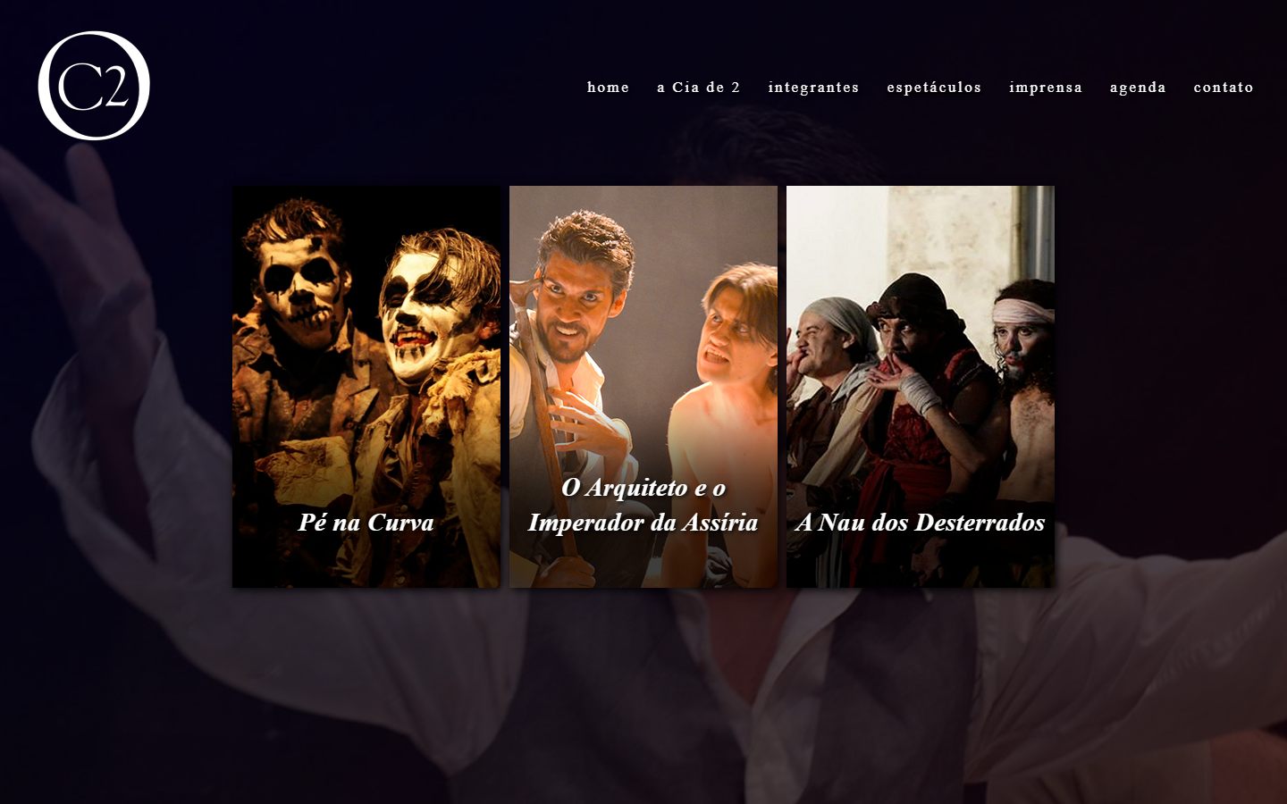 Página de espetáculos do site da Cia de 2, com Pé na Curva, O Arquiteto e o Imperador da Assíria e A Nau dos Desterrados