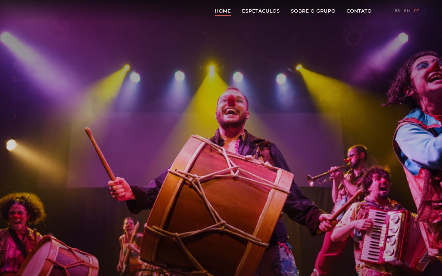 Página inicial do site do Grupo Pano, com foto de cena do grupo tocando ao vivo
